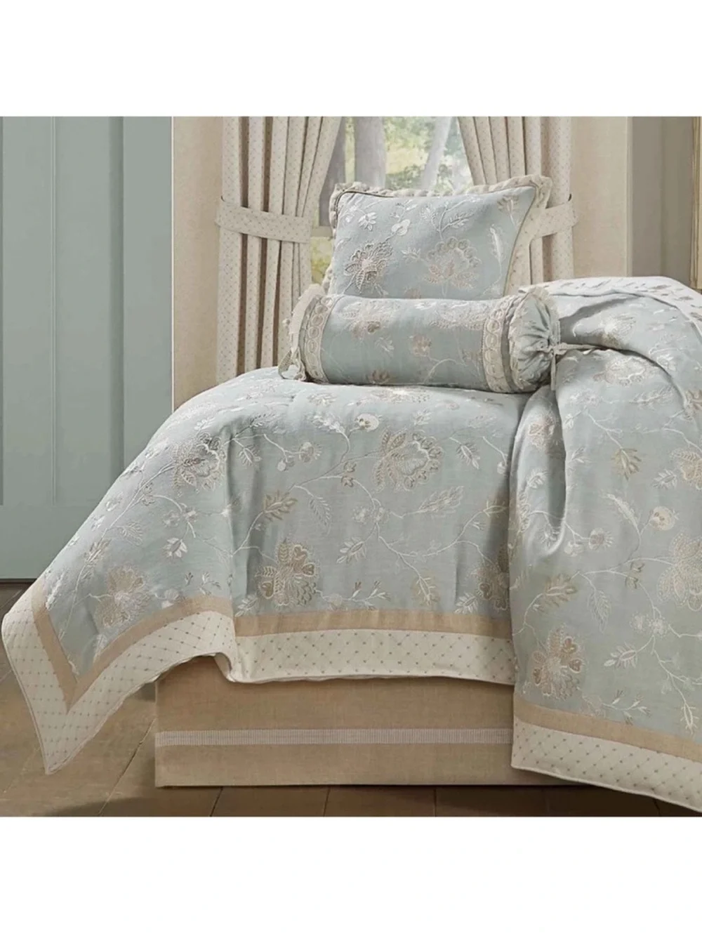 J. Queen New York Garden View Comforter Set - Queen NWT